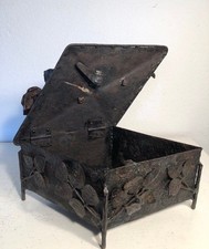 Rare boîte en fer forgé art