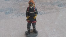figurine de statuette jeune sapeur pompier