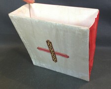 Ancien objet religieux de cérémonie pochette en tissu cartonné déco église