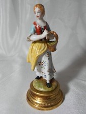FIGURINE SUR SOCLE FEMME AU