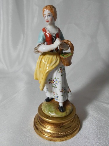 Figurine sur socle - figurine, femme
