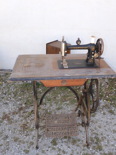 Ancienne machine a coudre - -,
