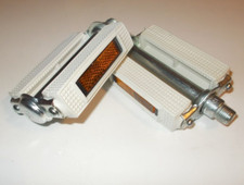 pédale blanche type LYOTARD