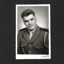 Beau jeune homme soldat