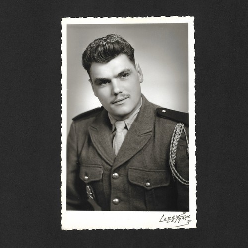 Beau jeune homme soldat