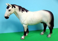 SCHLEICH 2008 - Cheval  blanc à la crinière et queue noires