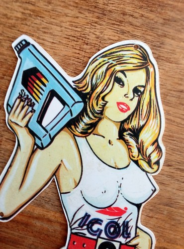 Pin publicitaire igol - pin-up,