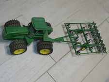 TRES  ANCIEN TRACTEUR  JOHN