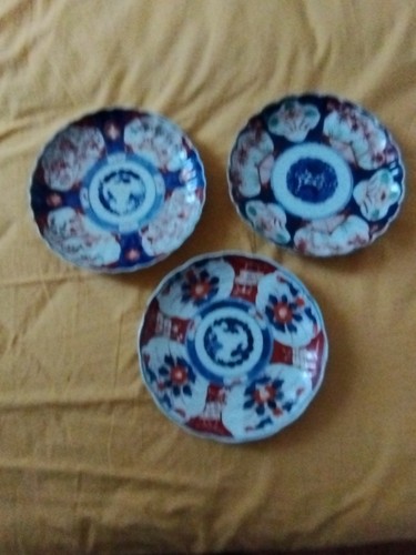Trois assiettes imari.