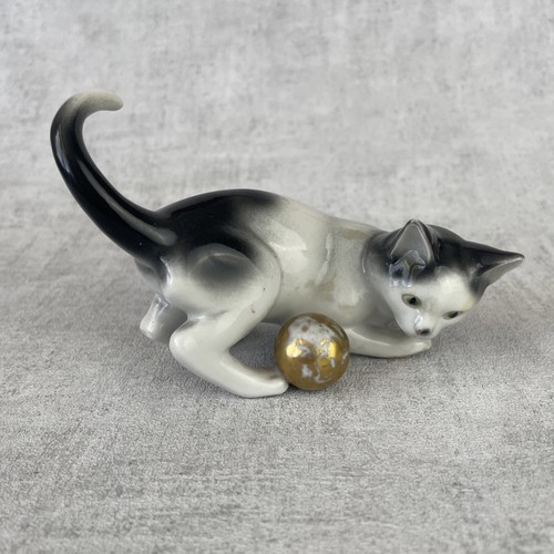 Figurine chat jouant - a, la