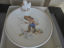 Assiette à bouillie ancienne en porcelaine jeune pêcheur