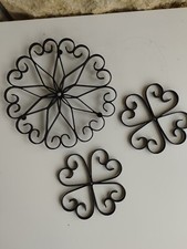 3 Anciens Dessous de Plat et de Bouteille en Fer forgé Forme Ronde Et Cœur 