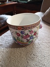 CACHE POT EN PORCELAINE DECOR D ASIE AVEC 2 ANSES LIONS  DOREES