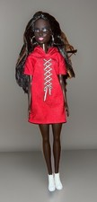 Poupée Barbie Noire Black Tenue Rouge Et Baskets