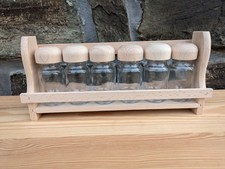 Etagère à épices garnie de
