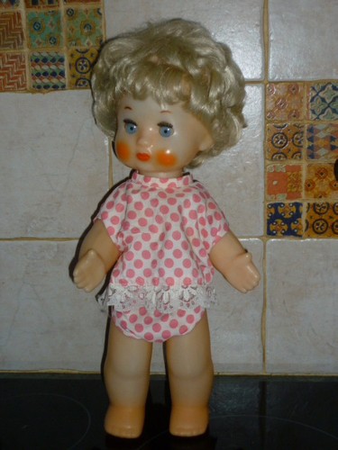 Ancienne poupee plastique - ancienne,