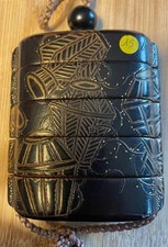 Inro en bois laqué noir avec