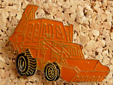 pin's pins car badge.  tractor. PELLE TRACT orange