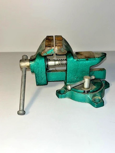 Outil ancien petit étau - -,