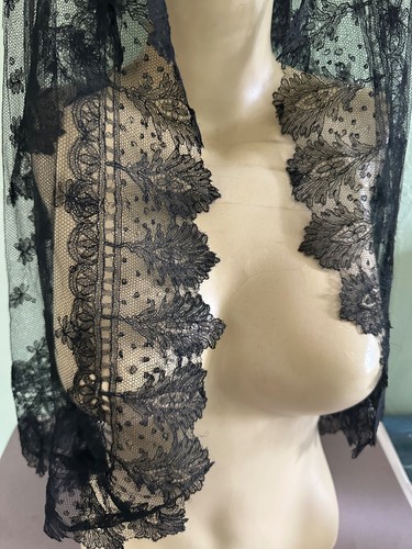 Ancienne mantille noire - , en