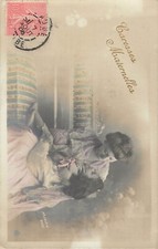 CP CARESSES MATERNELLES PETITE FILLE DANS BRAS DE SA MAMAN SUR DIVAN