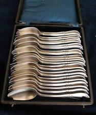 12 couverts de table métal argenté Mod. LOUIS XV poinçon "au bon marché" 84