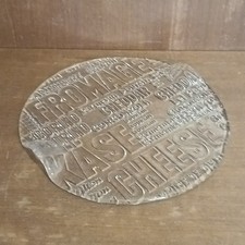 Plateau À Fromage En Verre Avec Anses, Inscriptions  En Différentes Langues 