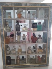 Vitrine avec 34 mignonettes de parfum