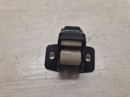 Système attache coffre pour