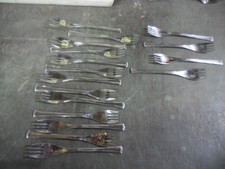 17 fourchettes à dessert inox