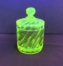 old uraline / yellow crystal powder box signed BACCARAT BAMBOO MODEL