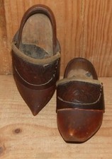 Paire de sabots d'enfant dessus cuir décoré et rembourré - Déco - A2