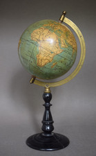 Petit globe terrestre ancien