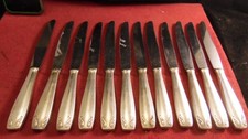 Service de 12 couteaux de