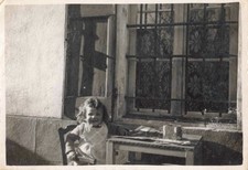 OLD PHOTOGRAPH 1949 CHILD AT TABLE OUTSIDE NICE VIEW