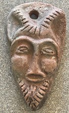 Tête cornue en terre cuite