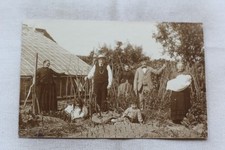 Carte photo, la famille prend la pose dans le potager, métiers et folklore