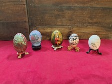 Lot of 5 collectible eggs, with their pedestals.