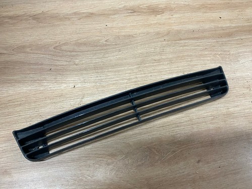 Une grille carenage plastique - une,