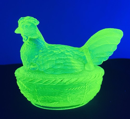Hen uranium pressed glass - pressed,