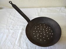 Ancienne Poêle percée pour