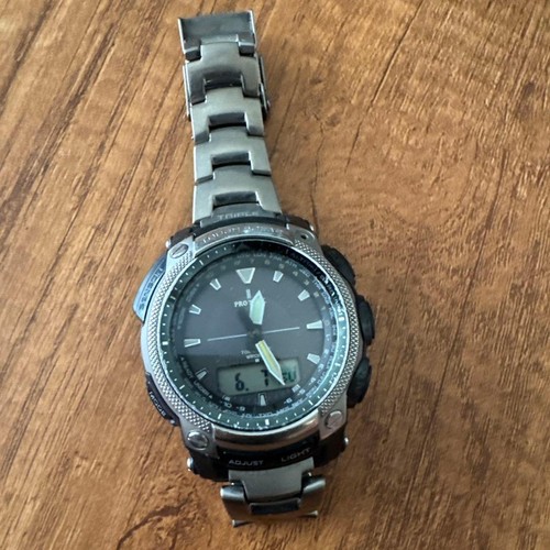 Montre solaire robuste pour