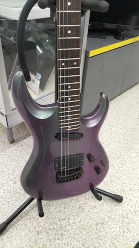 Guitare électrique violette
