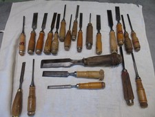 Lot de 22 ciseaux à bois