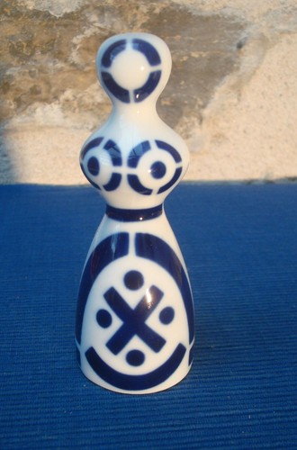 V49 jolie figurine - v49,
