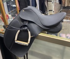 17'' XW WINTEC 500 ADJUSTABLE CC JUMPING ENGLISH SADDLE w CAIR, LEATHERS & IRONS