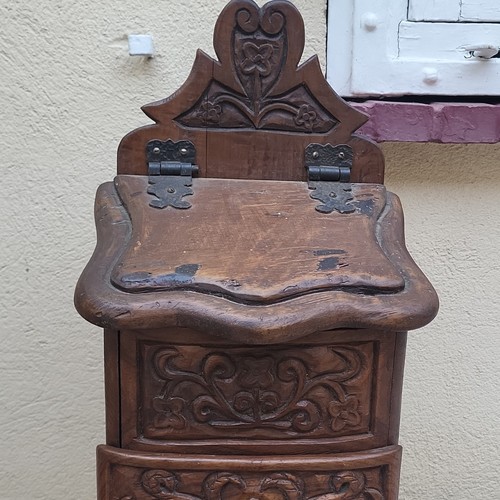 Armoire bois marron sculptée