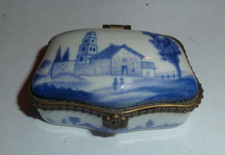 pilulier en porcelaine  à décor  d'un paysage dans le gout de Delft,rare!