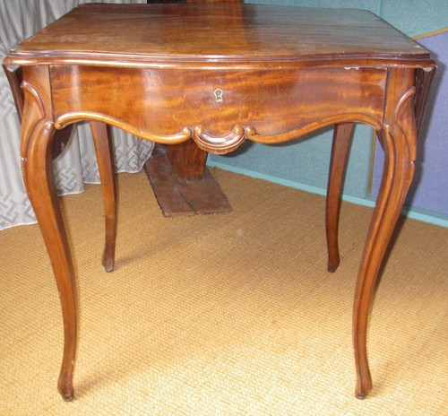 Petite table style louis - table,