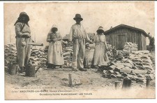 Andernos les Bains (33) Oyster farmers bleaching tiles.Not posted. RARE++